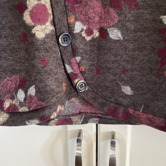 🤩3 for $15 SALE🤩 Maurices Gray Floral Print Top - Picture 3 of 7